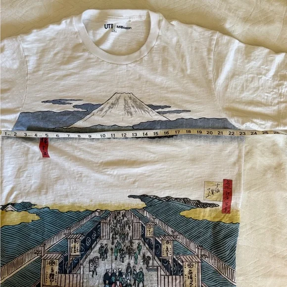 Uniqlo Ukiyo-e Mt. Fuji & townscape design White Graphic Tee - Picture 6 of 7